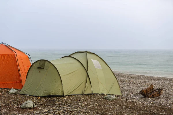 Zelte stehen an einem regnerischen Tag am Strand — Stockfoto