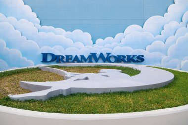 Dubai, Uae, 09 Ocak 2019: Dubai 'deki Motiongate eğlence parkının girişindeki Dreamworks logosu