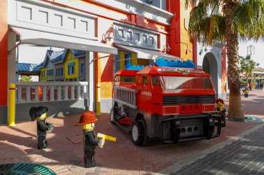 Dubai, Uae, 09 Ocak 2019: İtfaiyeciler ve Dubai Parklarındaki Legoland tuğlalarından yapılmış itfaiye teşkilatı