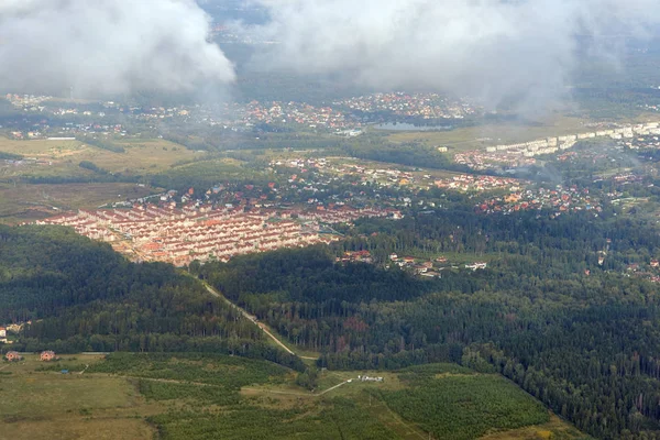 Luftaufnahme Eines Modernen Hüttendorfes Umgeben Von Grünem Wald Einem Vorort — Stockfoto