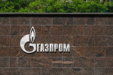Rostov-on-Don, Rusya, Mayıs 05, 2018: Mermer duvardaki paslanmaz çelikten Gazprom şirket logosu