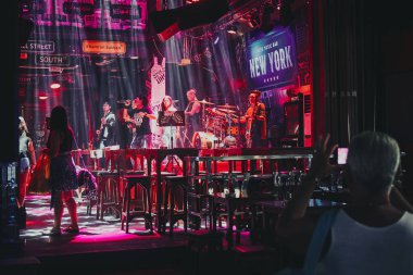 Phuket, Tayland, Şubat 06, 2020: Bangla Caddesi 'nden canlı müzik barına