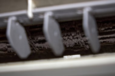 Dairedeki havalandırmanın kapalı pervanesinin yüzeyinde çok büyük bir çamur birikimi var.