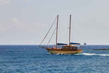 Agios Nikolaos, Yunanistan, 17 Ağustos 2013: İki direkli güzel özel yelkenli adanın yanından yüzerek geçti