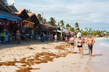Punta Cana, Dominik Cumhuriyeti, 20 Kasım 2011: Turistler sahildeki hediyelik eşya dükkanlarında sırayla yürüyorlar