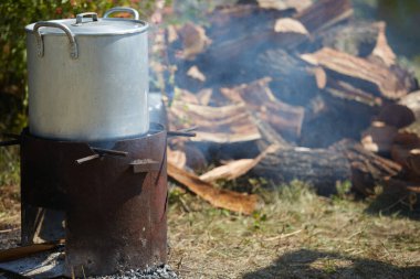 Doğadaki büyük bir şirket için büyük bir yemek hazırlıyoruz.