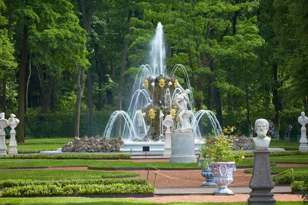 São Petersburgo Rússia Maio 2018 Bela Fonte Jardim Verão Fundo — Fotografia de Stock