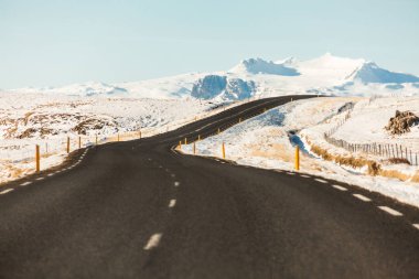 Kışın İzlanda 'da güzel ve tehlikeli sürüş yolu