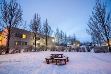 Reykjavik şehir pansiyonu kış boyunca buz manzaralı.