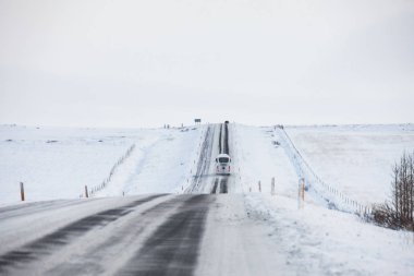 Kışın İzlanda 'da güzel ve tehlikeli sürüş yolu