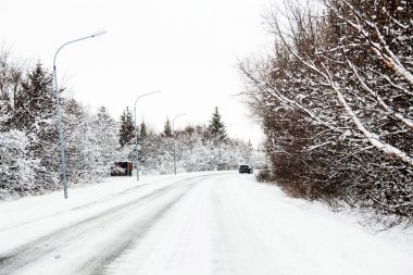 Kışın İzlanda 'da güzel ve tehlikeli sürüş yolu