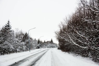 Kışın İzlanda 'da güzel ve tehlikeli sürüş yolu