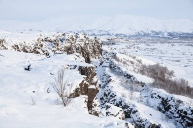 Thingvellir Ulusal Parkı ya da daha çok İzlanda Pingvellir Ulusal Parkı olarak bilinir.