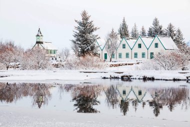 Thingvellir Ulusal Parkı ya da daha çok İzlanda Pingvellir Ulusal Parkı olarak bilinir.