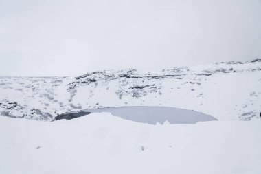 İzlanda 'da kış karları sırasında Kerid volkan krateri