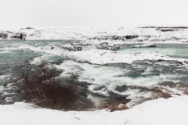  İzlanda 'nın güneybatısındaki Pjorsa nehrinde yer alan kış boyunca Urridafoss şelalesi manzarası