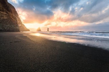 Reynisfjara ya da daha çok bilinen adıyla Kara Kum sahili gün doğumunda manzarası