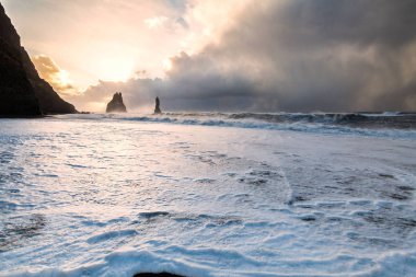 Reynisfjara ya da daha çok bilinen adıyla Kara Kum sahili gün doğumunda manzarası