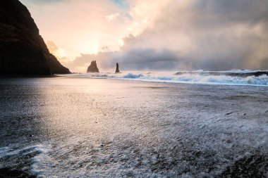 Reynisfjara ya da daha çok bilinen adıyla Kara Kum sahili gün doğumunda manzarası