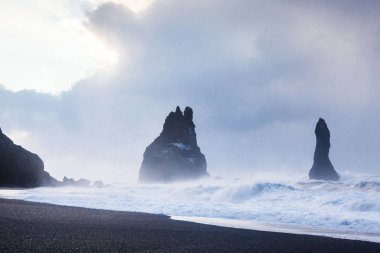 Reynisfjara ya da daha çok bilinen adıyla Kara Kum sahili gün doğumunda manzarası