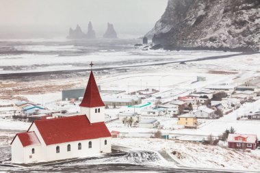 Vik kilise görünümü köyü Vik Reynisfjara, İzlanda içinde yer alan kış aylarında