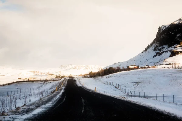 Schöne Und Gefährliche Straße Winterlichen Schnee Island — Stockfoto