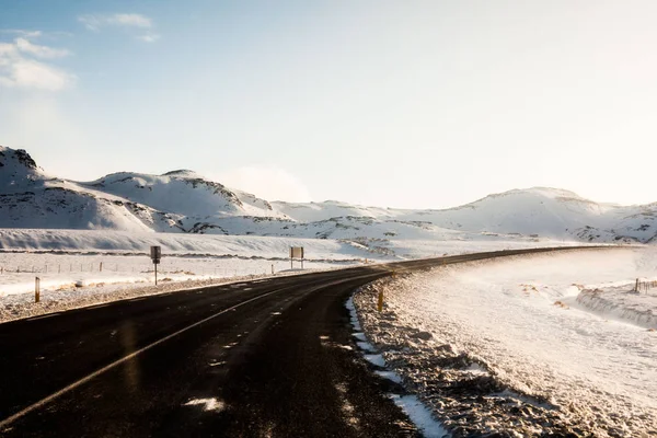 Krásná Nebezpečná Cesta Zimním Sněhu Island — Stock fotografie
