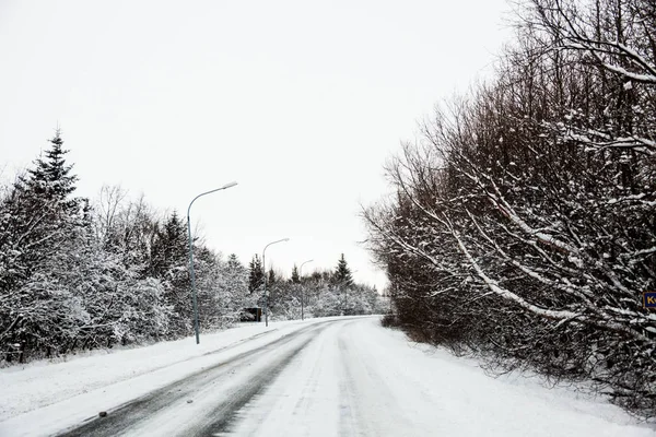 Kışın İzlanda 'da güzel ve tehlikeli sürüş yolu