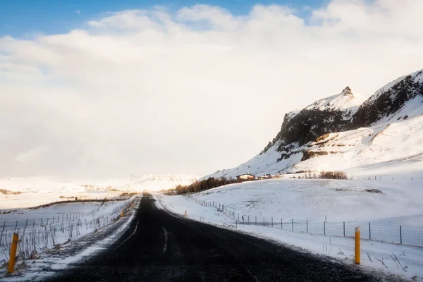 Schöne Und Gefährliche Straße Winterlichen Schnee Island — Stockfoto