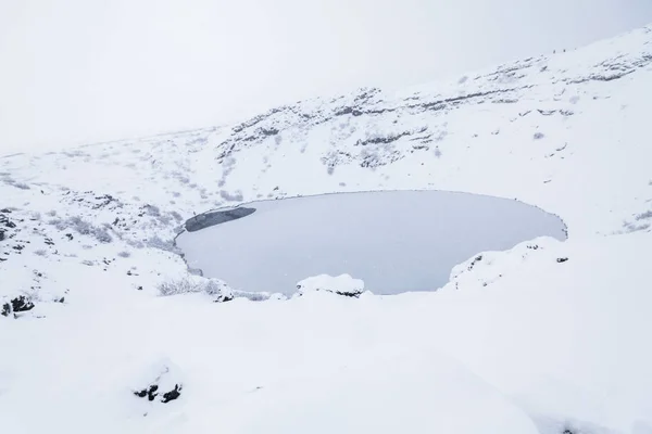 アイスランドの冬の雪の間のケリッド火山噴火口 — ストック写真