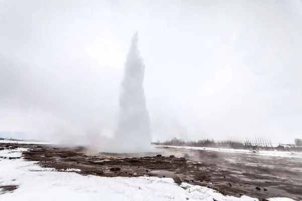 ゲイサー Great Geyser アイスランド南西部のゴールデンサークルにある間欠泉 — ストック写真