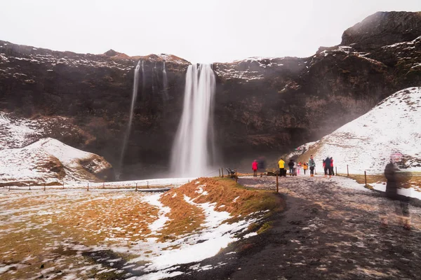 冬季的Seljalandsfoss瀑布景观位于冰岛南部地区 正对着1号公路和通往Porsmork路249号的公路 — 图库照片