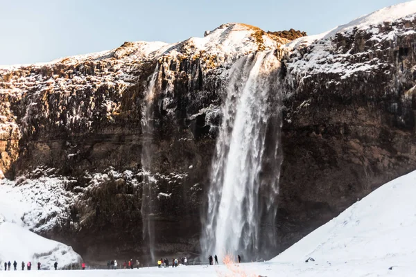 冬季的Seljalandsfoss瀑布景观位于冰岛南部地区 正对着1号公路和通往Porsmork路249号的公路 — 图库照片
