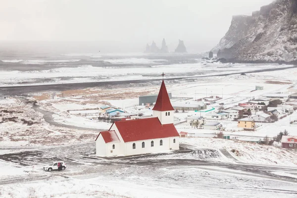 冬季的 Vik 教堂景观 位于冰岛 Renisfjara Vik — 图库照片