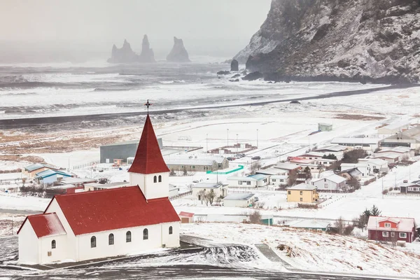 Vik Církev Pohled Zimě Která Nachází Vesnici Vik Reynisfjary Island — Stock fotografie
