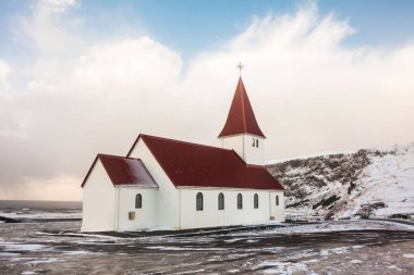 Vik kilise görünümü köyü Vik Reynisfjara, İzlanda içinde yer alan kış aylarında