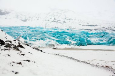 İzlanda 'da kış karları boyunca Svinafellsjokull buzulu manzarası