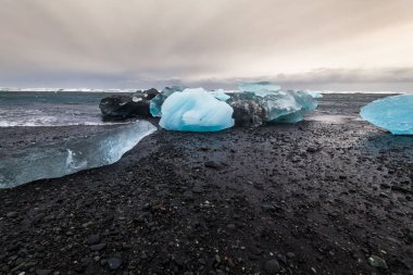 Jokulsarlon, İzlanda 'nın Vatnajokull Ulusal Parkı' nda yer alan bir buzul gölüdür.