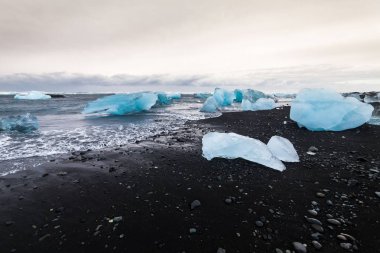 Jokulsarlon, İzlanda 'nın Vatnajokull Ulusal Parkı' nda yer alan bir buzul gölüdür.