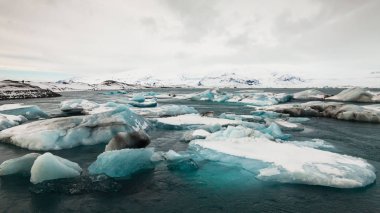Jokulsarlon, İzlanda 'nın Vatnajokull Ulusal Parkı' nda yer alan bir buzul gölüdür.