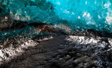 Jokulsarlon, İzlanda 'da kış boyunca mavi buz mağarası manzarası