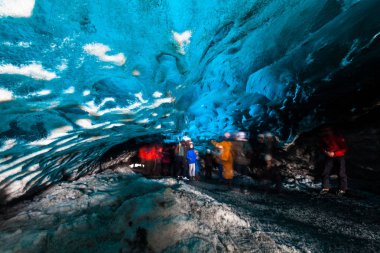 Jokulsarlon, İzlanda 'da kış boyunca mavi buz mağarası manzarası