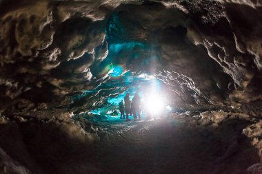 Jokulsarlon, İzlanda 'da kış boyunca mavi buz mağarası manzarası