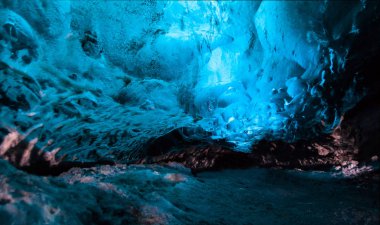Jokulsarlon, İzlanda 'da kış boyunca mavi buz mağarası manzarası