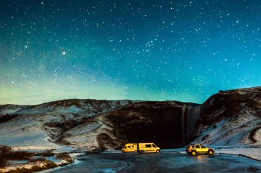 Güney İzlanda 'daki Skoga Nehri' nde yer alan kış karı sırasında Skogafoss manzarası