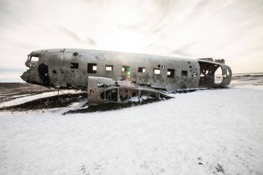 Solheimasandur, kar yağarken uçak enkazı manzaralı.