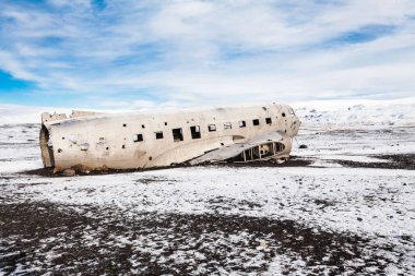 Solheimasandur, kar yağarken uçak enkazı manzaralı.