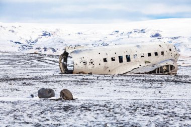 Solheimasandur, kar yağarken uçak enkazı manzaralı.