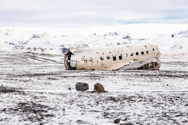 Solheimasandur, kar yağarken uçak enkazı manzaralı.