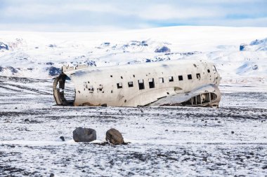 Solheimasandur, kar yağarken uçak enkazı manzaralı.